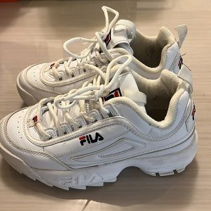 Girls Fila Disruptor Il sneakers. Size 4